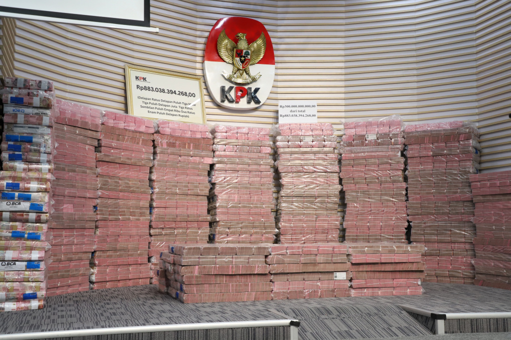 KPK menyerahkan uang rampasan hasil korupsi sebesar Rp.883 miliar kepada PT Taspen di Gedung Merah Putih KPK (Ashar/SinPo.id)