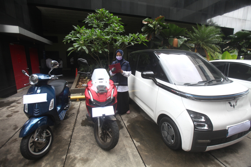 KPK menyita sebelas mobil dan dua motor dari pengeledahan Kementerian Ketenagakerjaan (Ashar/SinPo.id)