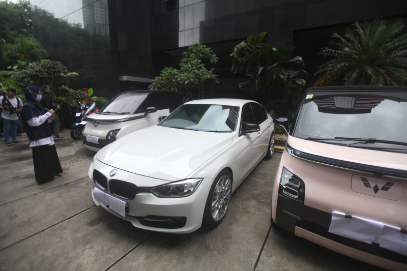 KPK menyita sebelas mobil dan dua motor dari pengeledahan Kementerian Ketenagakerjaan (Ashar/SinPo.id)