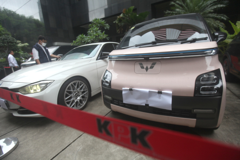 KPK menyita sebelas mobil dan dua motor dari pengeledahan Kementerian Ketenagakerjaan (Ashar/SinPo.id)