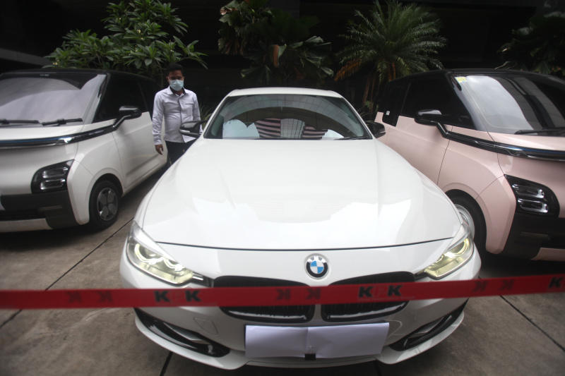 KPK menyita sebelas mobil dan dua motor dari pengeledahan Kementerian Ketenagakerjaan (Ashar/SinPo.id)