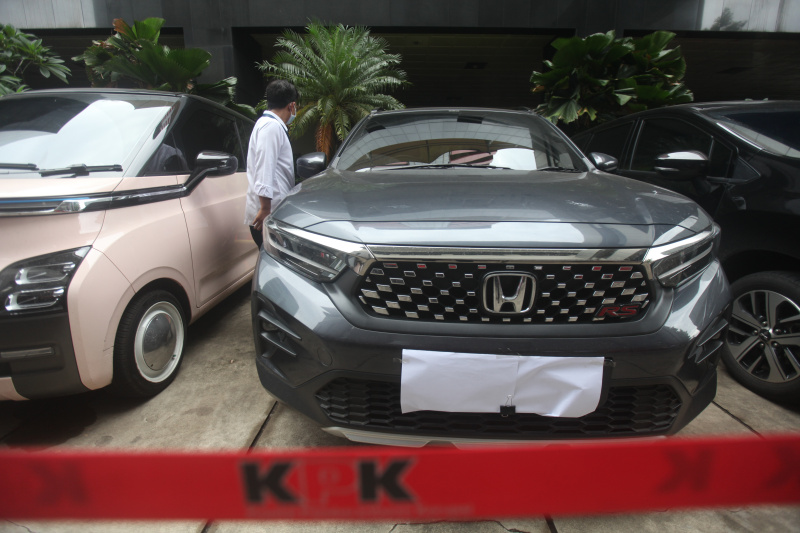 KPK menyita sebelas mobil dan dua motor dari pengeledahan Kementerian Ketenagakerjaan (Ashar/SinPo.id)