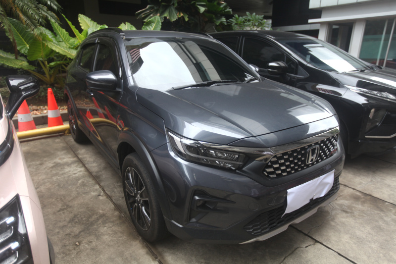 KPK menyita sebelas mobil dan dua motor dari pengeledahan Kementerian Ketenagakerjaan (Ashar/SinPo.id)