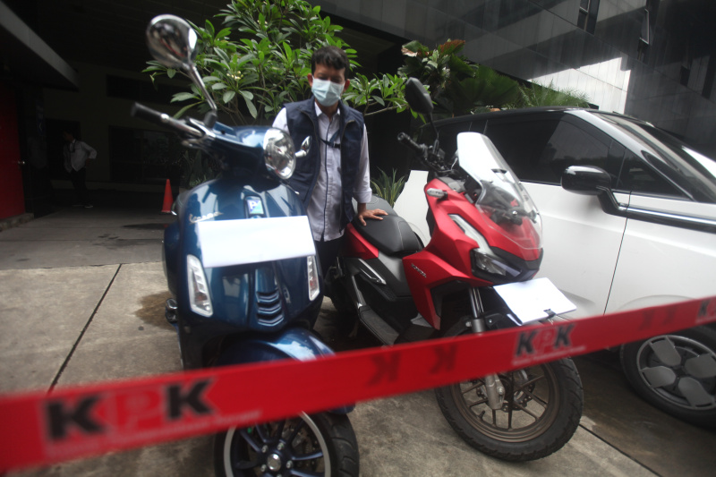 KPK menyita sebelas mobil dan dua motor dari pengeledahan Kementerian Ketenagakerjaan (Ashar/SinPo.id)