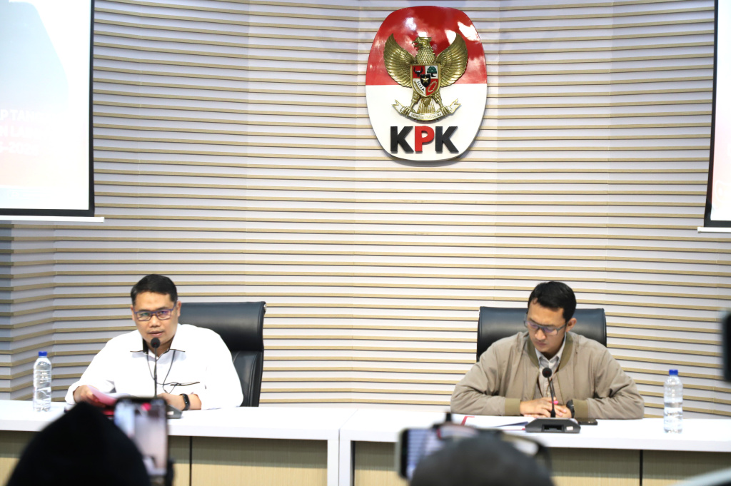 KPK menyita barang bukti hasil OTT Bupati Tulungagung Gatut Sunu Wibowo uang sebesar Rp.335,4 juta dan Sepatu bermerek Louis Vuitton (LV) di Gedung Merah Putih KPK (Ashar/SinPo.id)