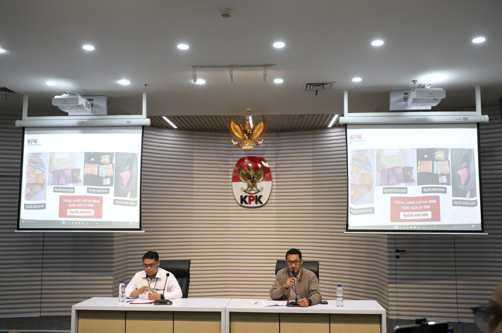 KPK menyita barang bukti hasil OTT Bupati Tulungagung Gatut Sunu Wibowo uang sebesar Rp.335,4 juta dan Sepatu bermerek Louis Vuitton (LV) di Gedung Merah Putih KPK (Ashar/SinPo.id)