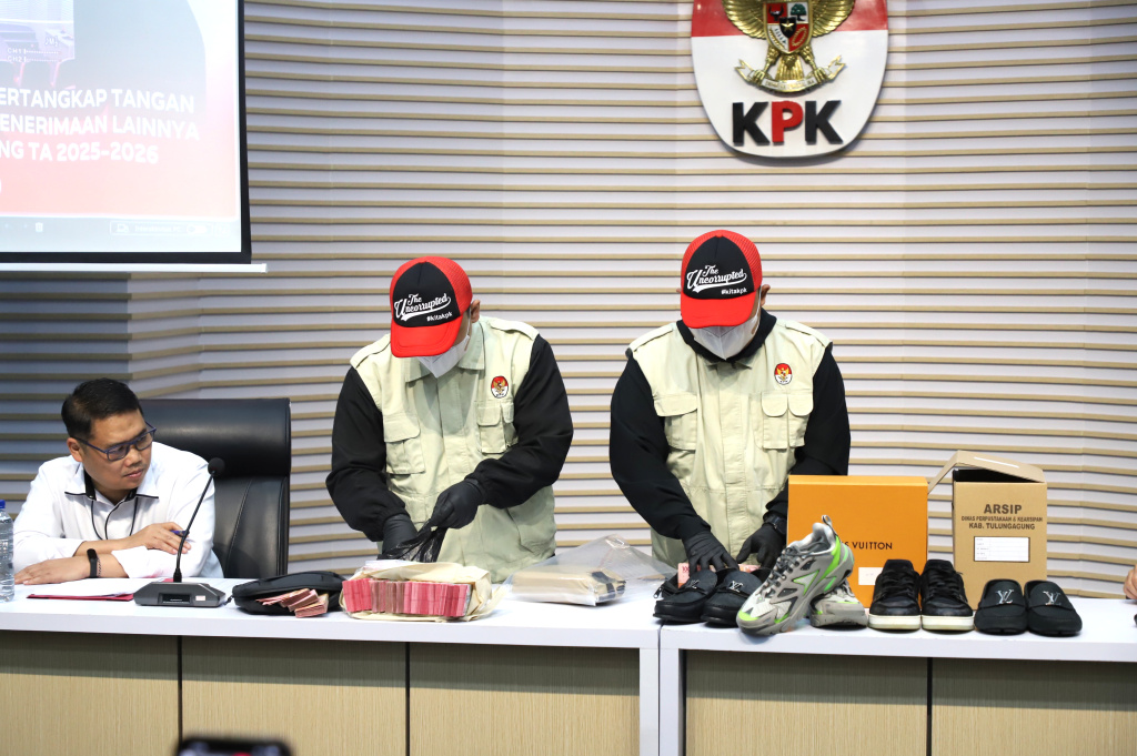 KPK menyita barang bukti hasil OTT Bupati Tulungagung Gatut Sunu Wibowo uang sebesar Rp.335,4 juta dan Sepatu bermerek Louis Vuitton (LV) di Gedung Merah Putih KPK (Ashar/SinPo.id)