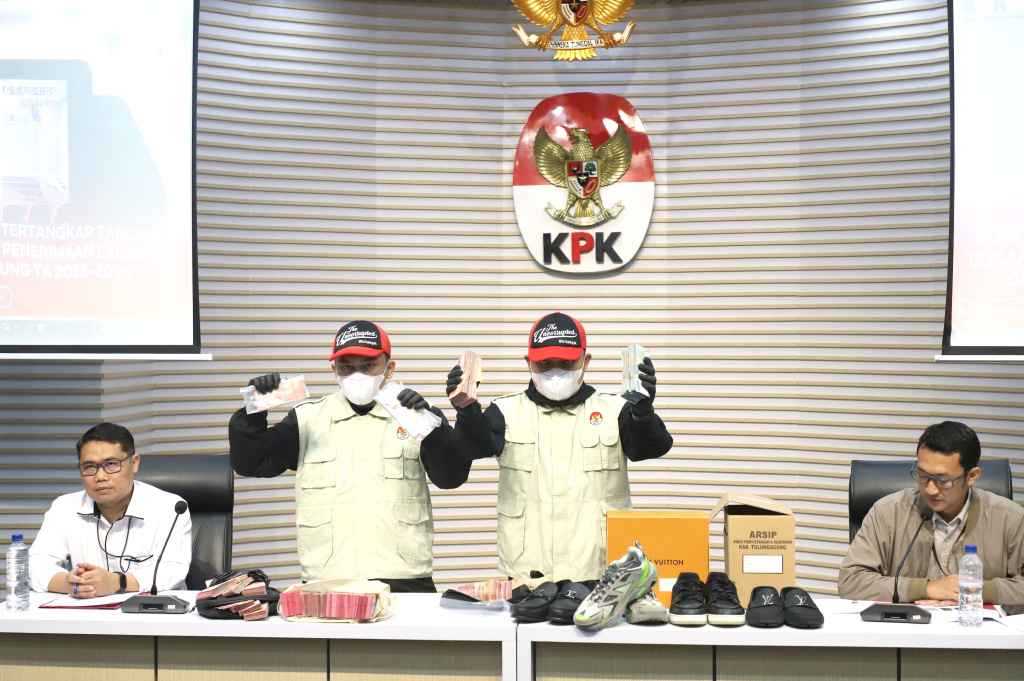 KPK menyita barang bukti hasil OTT Bupati Tulungagung Gatut Sunu Wibowo uang sebesar Rp.335,4 juta dan Sepatu bermerek Louis Vuitton (LV) di Gedung Merah Putih KPK (Ashar/SinPo.id)