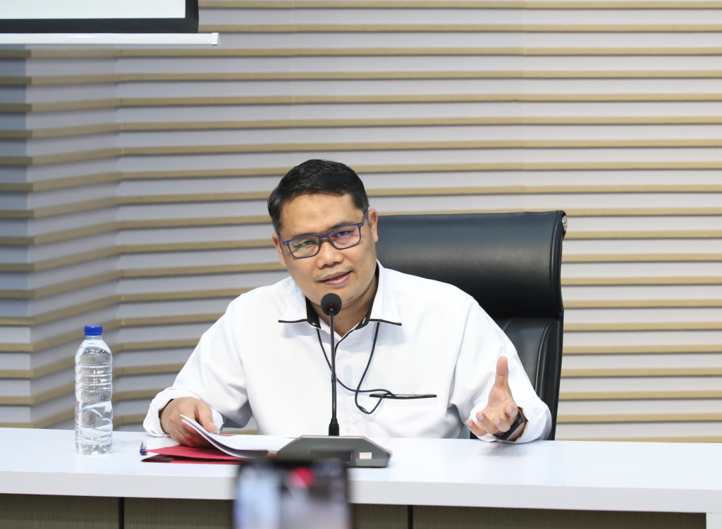 KPK menyita barang bukti hasil OTT Bupati Tulungagung Gatut Sunu Wibowo uang sebesar Rp.335,4 juta dan Sepatu bermerek Louis Vuitton (LV) di Gedung Merah Putih KPK (Ashar/SinPo.id)