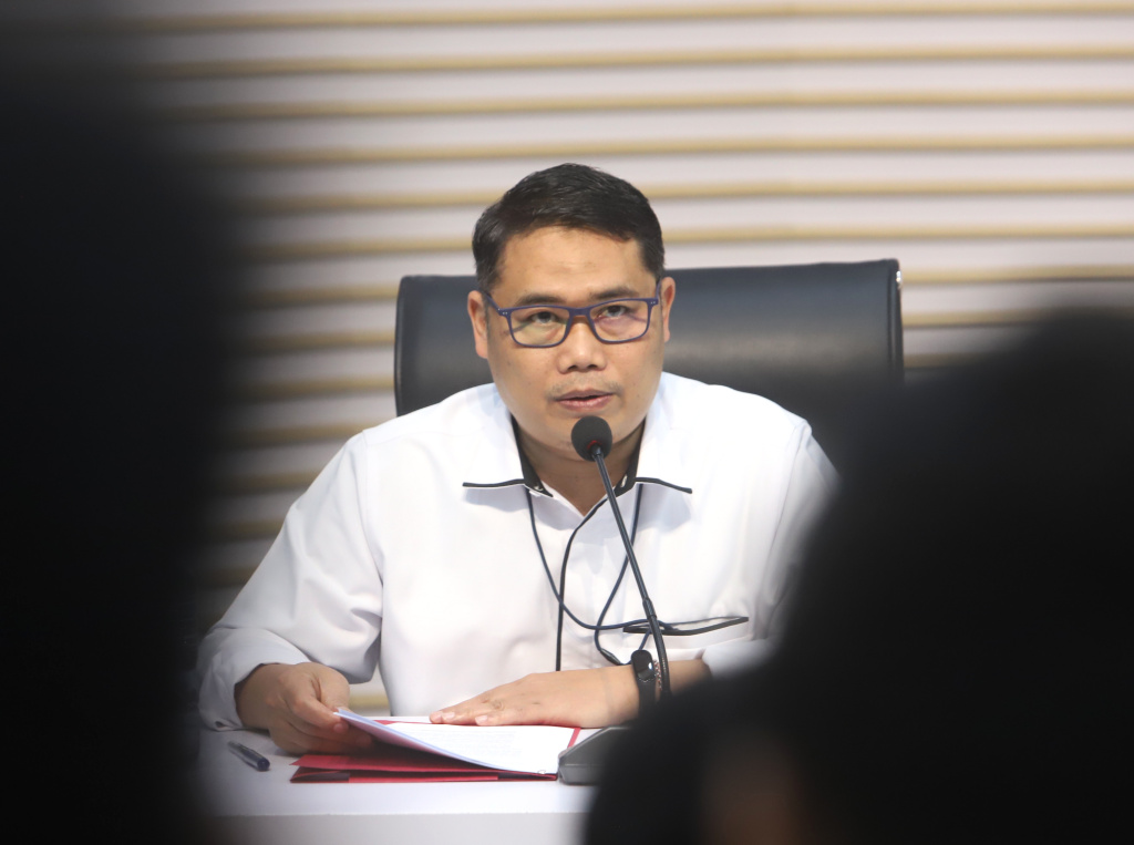 KPK menyita barang bukti hasil OTT Bupati Tulungagung Gatut Sunu Wibowo uang sebesar Rp.335,4 juta dan Sepatu bermerek Louis Vuitton (LV) di Gedung Merah Putih KPK (Ashar/SinPo.id)