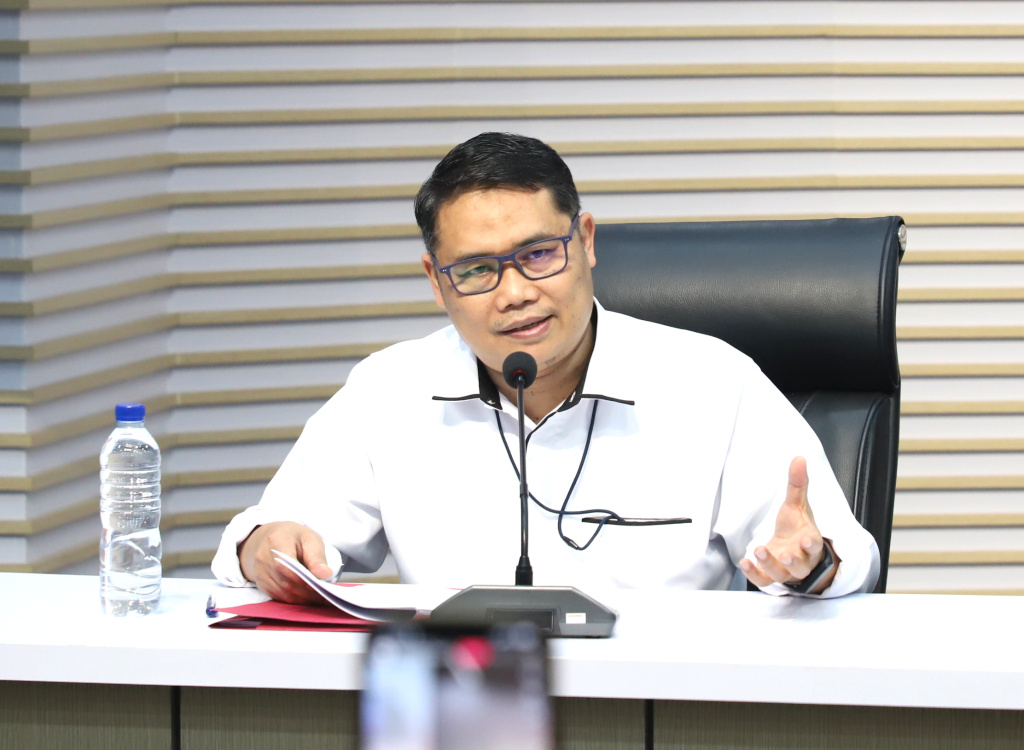 KPK menyita barang bukti hasil OTT Bupati Tulungagung Gatut Sunu Wibowo uang sebesar Rp.335,4 juta dan Sepatu bermerek Louis Vuitton (LV) di Gedung Merah Putih KPK (Ashar/SinPo.id)