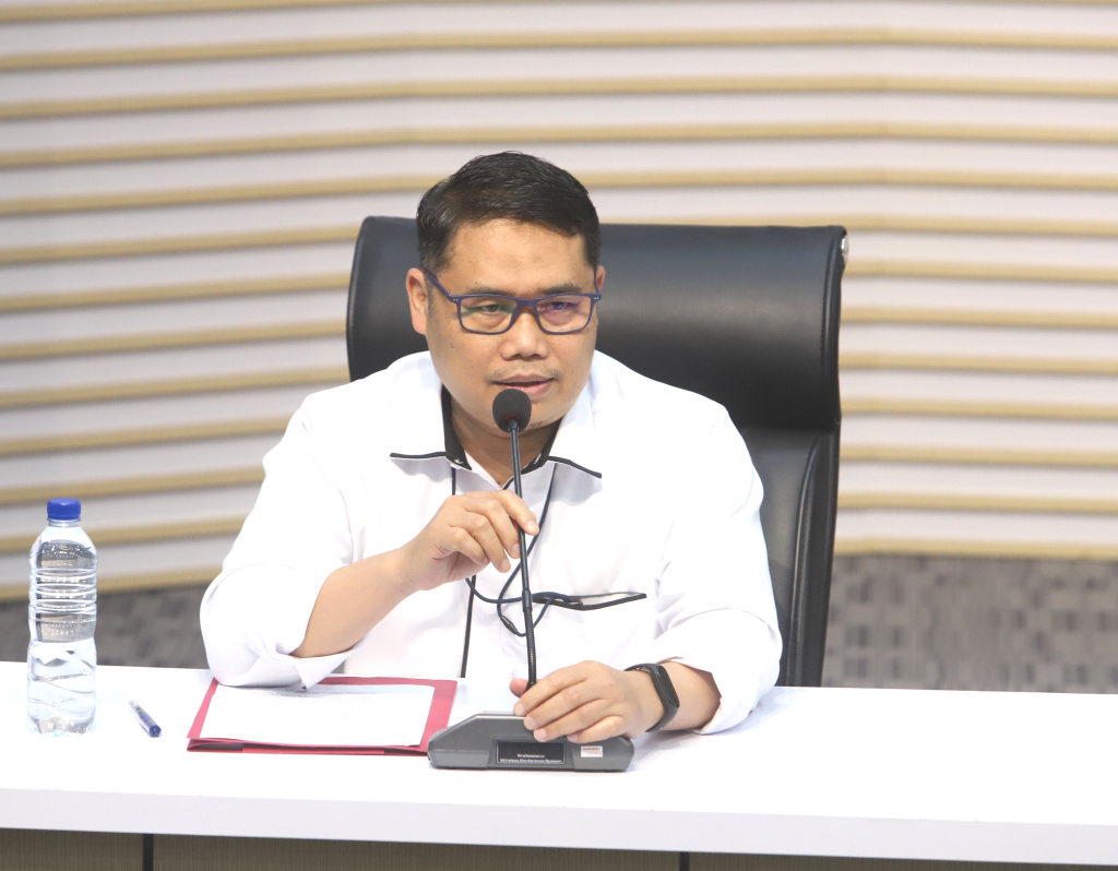 KPK menyita barang bukti hasil OTT Bupati Tulungagung Gatut Sunu Wibowo uang sebesar Rp.335,4 juta dan Sepatu bermerek Louis Vuitton (LV) di Gedung Merah Putih KPK (Ashar/SinPo.id)