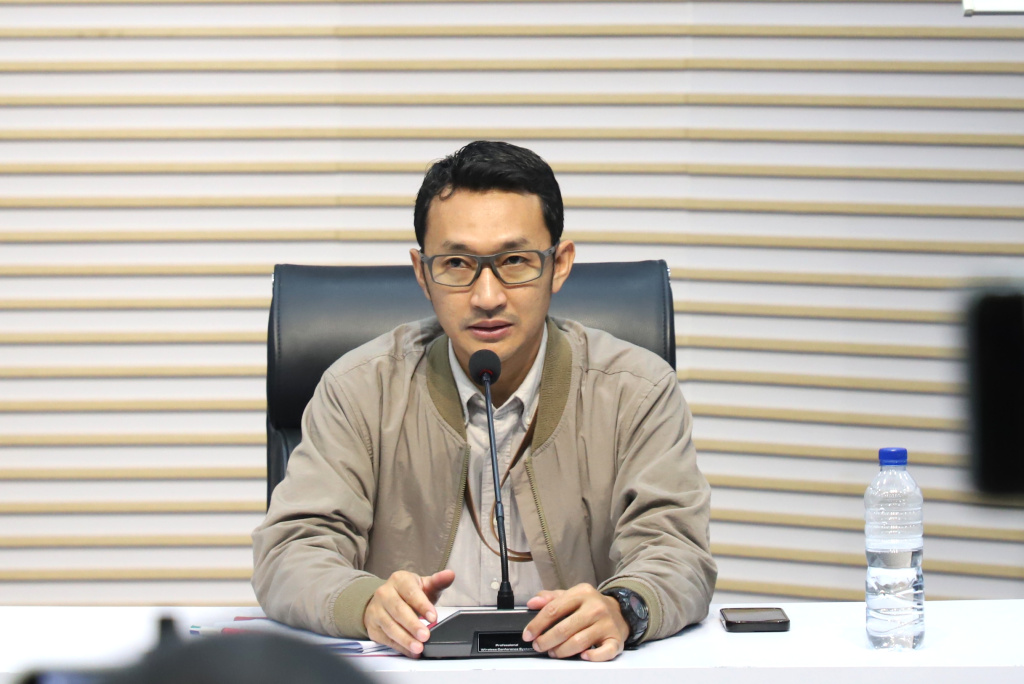 KPK menyita barang bukti hasil OTT Bupati Tulungagung Gatut Sunu Wibowo uang sebesar Rp.335,4 juta dan Sepatu bermerek Louis Vuitton (LV) di Gedung Merah Putih KPK (Ashar/SinPo.id)