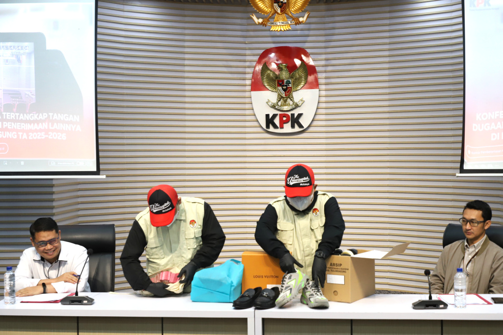 KPK menyita barang bukti hasil OTT Bupati Tulungagung Gatut Sunu Wibowo uang sebesar Rp.335,4 juta dan Sepatu bermerek Louis Vuitton (LV) di Gedung Merah Putih KPK (Ashar/SinPo.id)