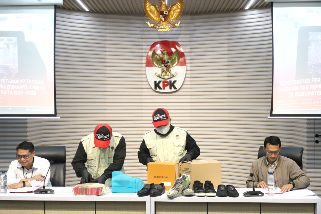 KPK menyita barang bukti hasil OTT Bupati Tulungagung Gatut Sunu Wibowo uang sebesar Rp.335,4 juta dan Sepatu bermerek Louis Vuitton (LV) di Gedung Merah Putih KPK (Ashar/SinPo.id)