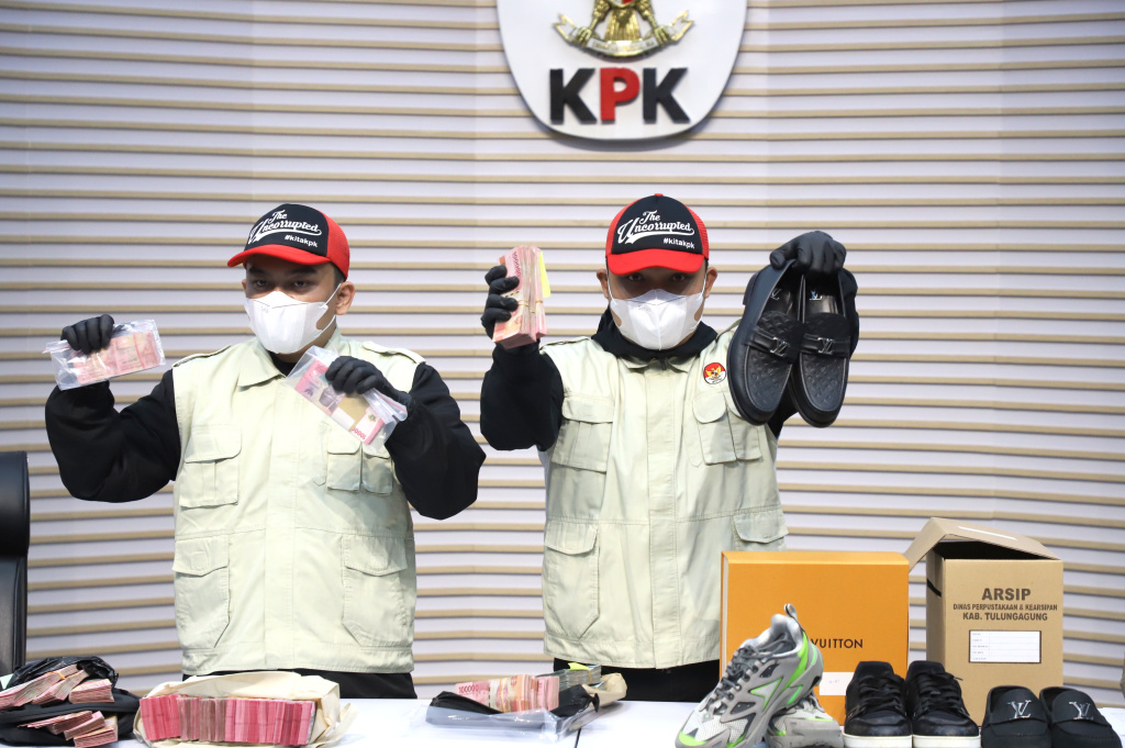 KPK menyita barang bukti hasil OTT Bupati Tulungagung Gatut Sunu Wibowo uang sebesar Rp.335,4 juta dan Sepatu bermerek Louis Vuitton (LV) di Gedung Merah Putih KPK (Ashar/SinPo.id)