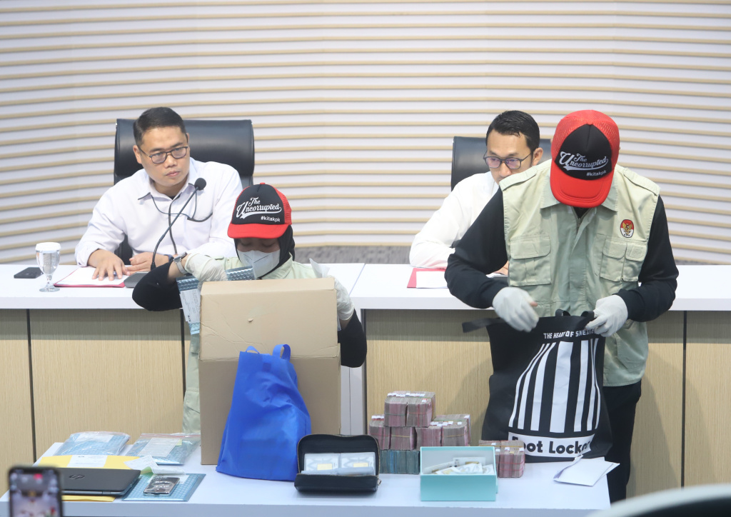 KPK menyita barang bukti OTT di KPP Madya Jakarta Utara (Ashar/SinPo.id)