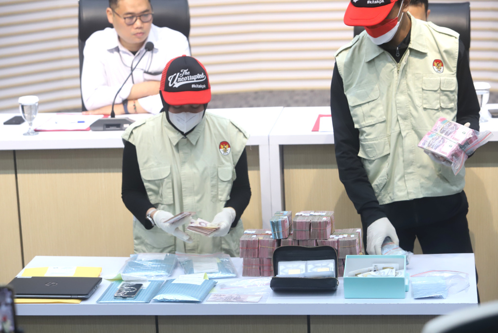 KPK menyita barang bukti OTT di KPP Madya Jakarta Utara (Ashar/SinPo.id)
