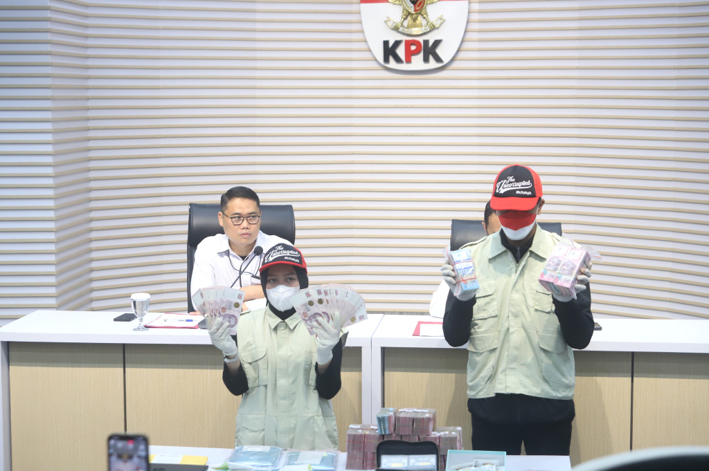 KPK menyita barang bukti OTT di KPP Madya Jakarta Utara (Ashar/SinPo.id)