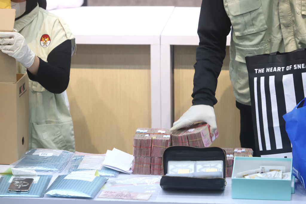 KPK menyita barang bukti OTT di KPP Madya Jakarta Utara (Ashar/SinPo.id)