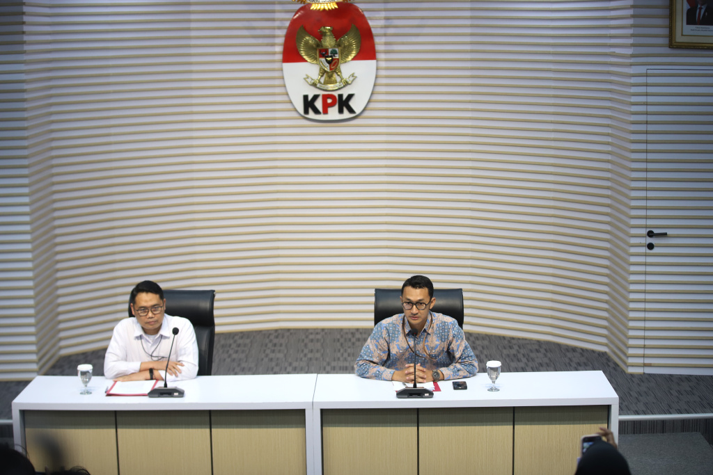 KPK menyita barang bukti OTT dari Kantor Pelayanan Pajak (KPP) Madya Banjarmasin, Kalimantan Selatan dengan nominal uang sebesar Rp.1 miliar (Ashar/SinPo.id)