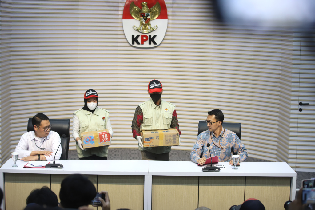 KPK menyita barang bukti OTT dari Kantor Pelayanan Pajak (KPP) Madya Banjarmasin, Kalimantan Selatan dengan nominal uang sebesar Rp.1 miliar (Ashar/SinPo.id)