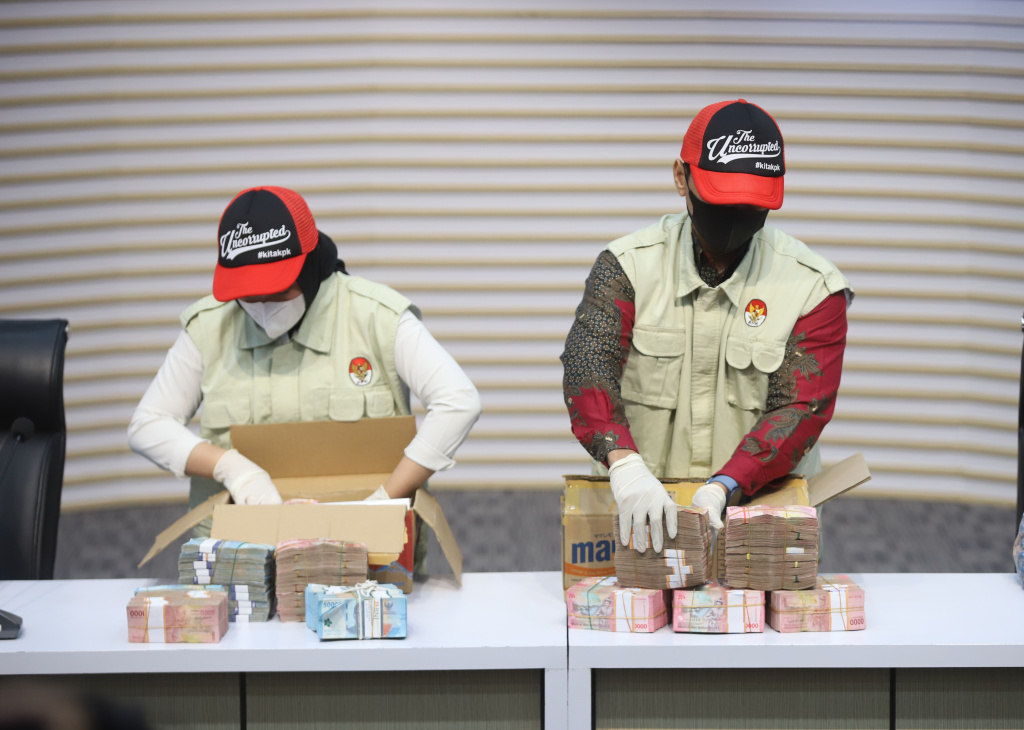 KPK menyita barang bukti OTT dari Kantor Pelayanan Pajak (KPP) Madya Banjarmasin, Kalimantan Selatan dengan nominal uang sebesar Rp.1 miliar (Ashar/SinPo.id)