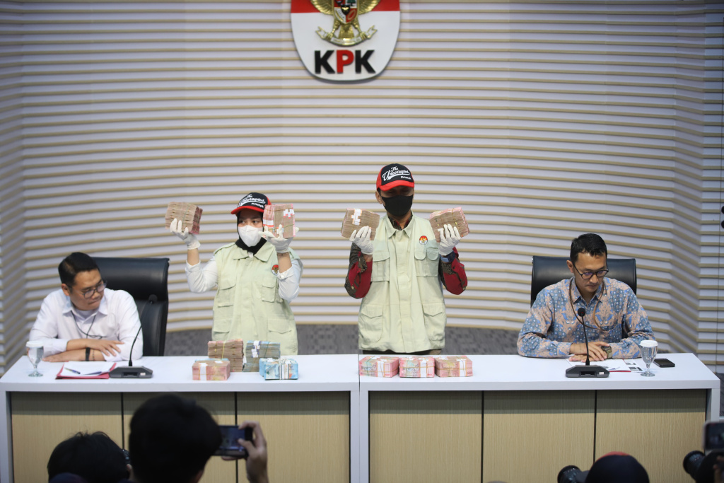 KPK menyita barang bukti OTT dari Kantor Pelayanan Pajak (KPP) Madya Banjarmasin, Kalimantan Selatan dengan nominal uang sebesar Rp.1 miliar (Ashar/SinPo.id)