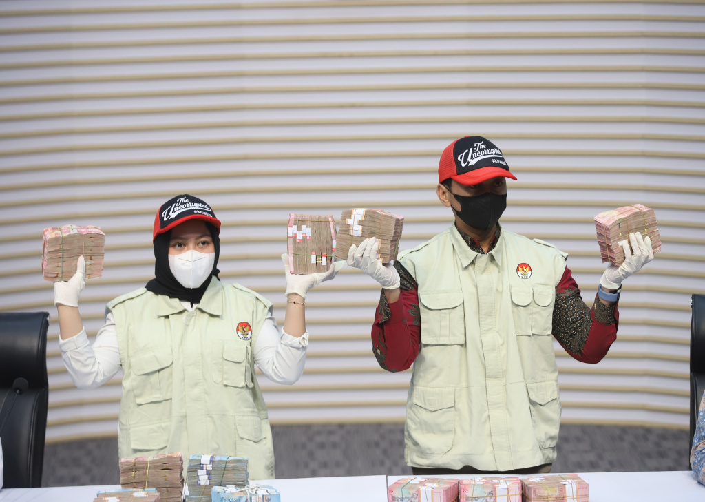 KPK menyita barang bukti OTT dari Kantor Pelayanan Pajak (KPP) Madya Banjarmasin, Kalimantan Selatan dengan nominal uang sebesar Rp.1 miliar (Ashar/SinPo.id)