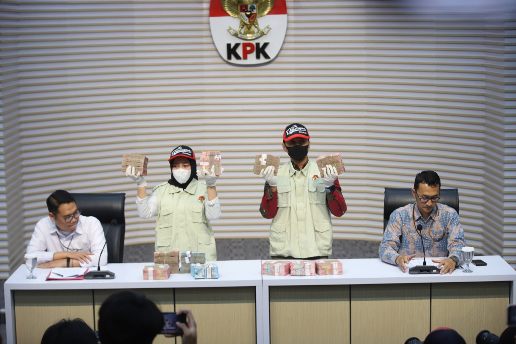 KPK menyita barang bukti OTT dari Kantor Pelayanan Pajak (KPP) Madya Banjarmasin, Kalimantan Selatan dengan nominal uang sebesar Rp.1 miliar (Ashar/SinPo.id)