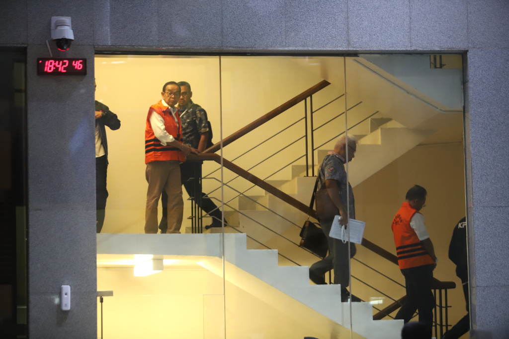 KPK menahan 2 tersangka terkait kasus korupsi Jalan Tol Trans Sumatera (Ashar/SinPo.id)