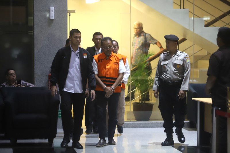 KPK menahan 2 tersangka terkait kasus korupsi Jalan Tol Trans Sumatera (Ashar/SinPo.id)