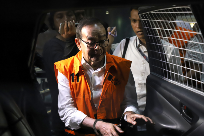 KPK menahan 2 tersangka terkait kasus korupsi Jalan Tol Trans Sumatera (Ashar/SinPo.id)