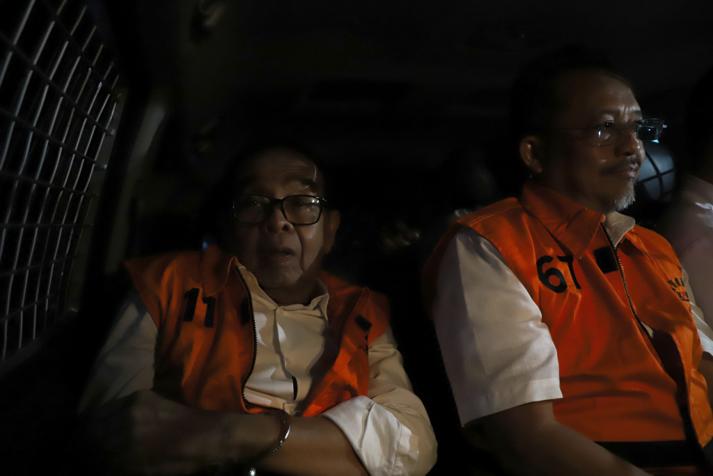 KPK menahan 2 tersangka terkait kasus korupsi Jalan Tol Trans Sumatera (Ashar/SinPo.id)