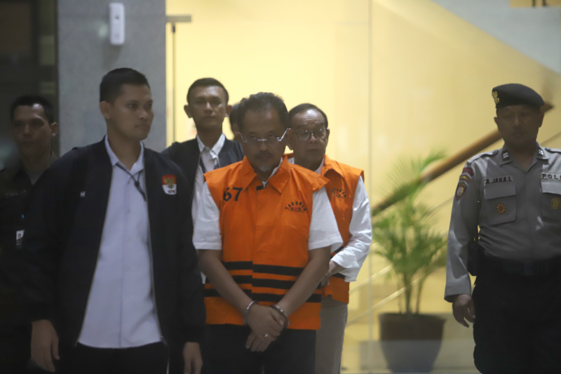 KPK menahan 2 tersangka terkait kasus korupsi Jalan Tol Trans Sumatera (Ashar/SinPo.id)