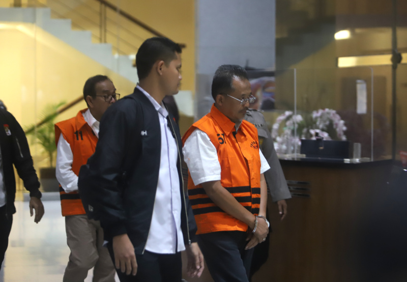 KPK menahan 2 tersangka terkait kasus korupsi Jalan Tol Trans Sumatera (Ashar/SinPo.id)