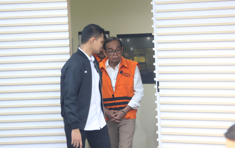 KPK menahan 2 tersangka terkait kasus korupsi Jalan Tol Trans Sumatera (Ashar/SinPo.id)