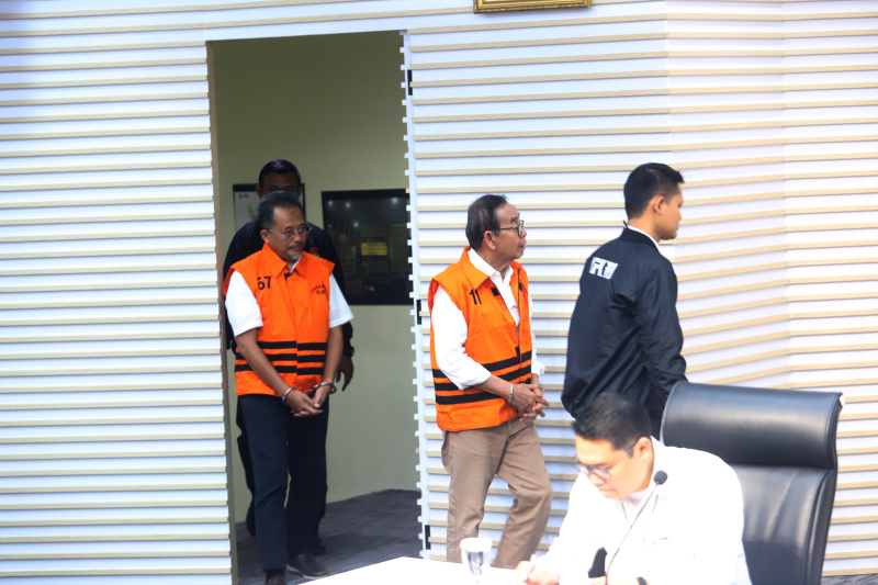 KPK menahan 2 tersangka terkait kasus korupsi Jalan Tol Trans Sumatera (Ashar/SinPo.id)