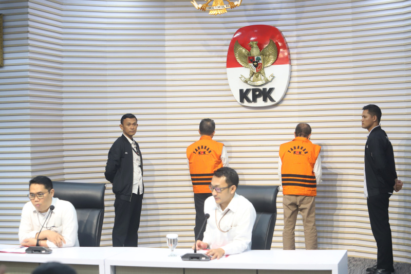 KPK menahan 2 tersangka terkait kasus korupsi Jalan Tol Trans Sumatera (Ashar/SinPo.id)