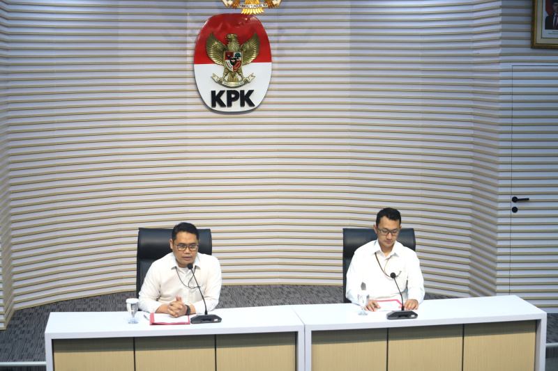 KPK menahan 2 tersangka terkait kasus korupsi Jalan Tol Trans Sumatera (Ashar/SinPo.id)