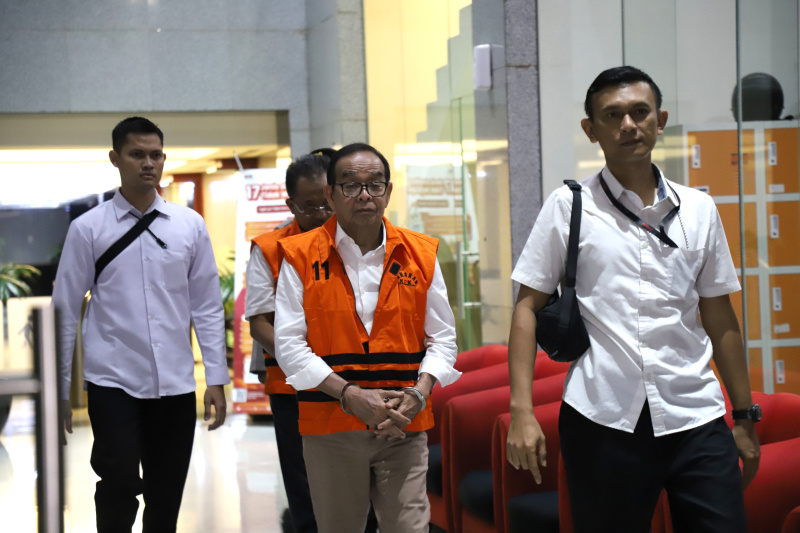 KPK menahan 2 tersangka terkait kasus korupsi Jalan Tol Trans Sumatera (Ashar/SinPo.id)