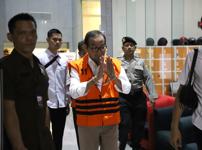 KPK menahan 2 tersangka terkait kasus korupsi Jalan Tol Trans Sumatera (Ashar/SinPo.id)