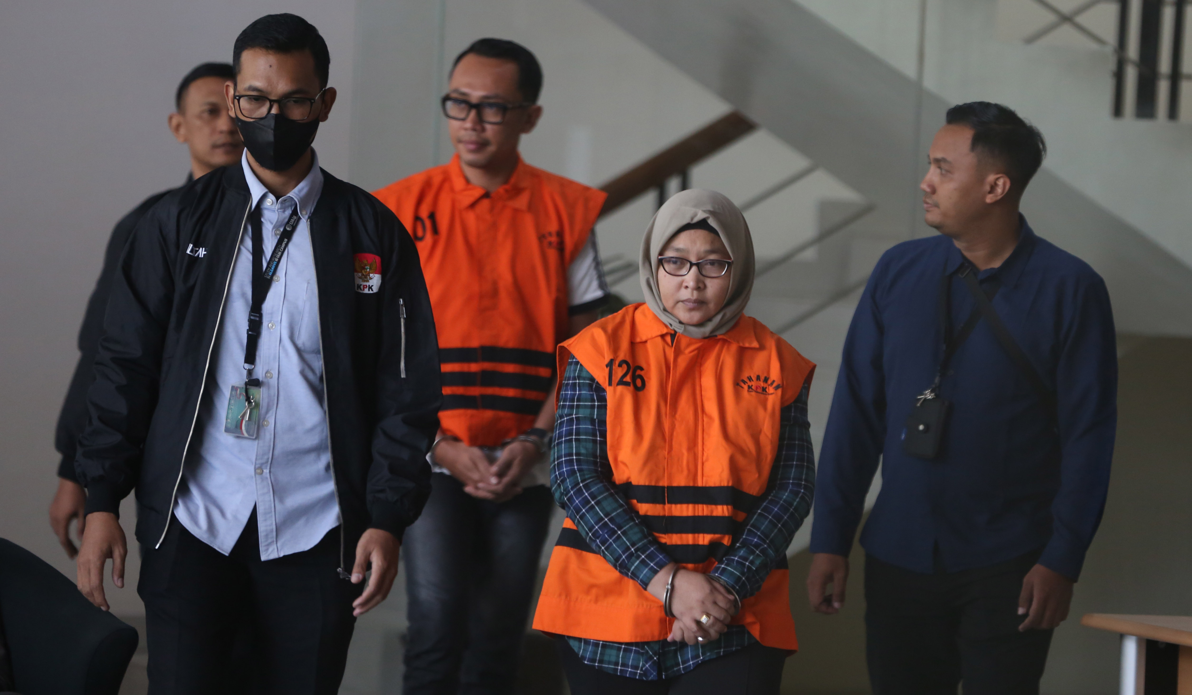 KPK tahan pegawai BPK terkait kasus Muara Enim. (Agus Priatna/SinPo.id)