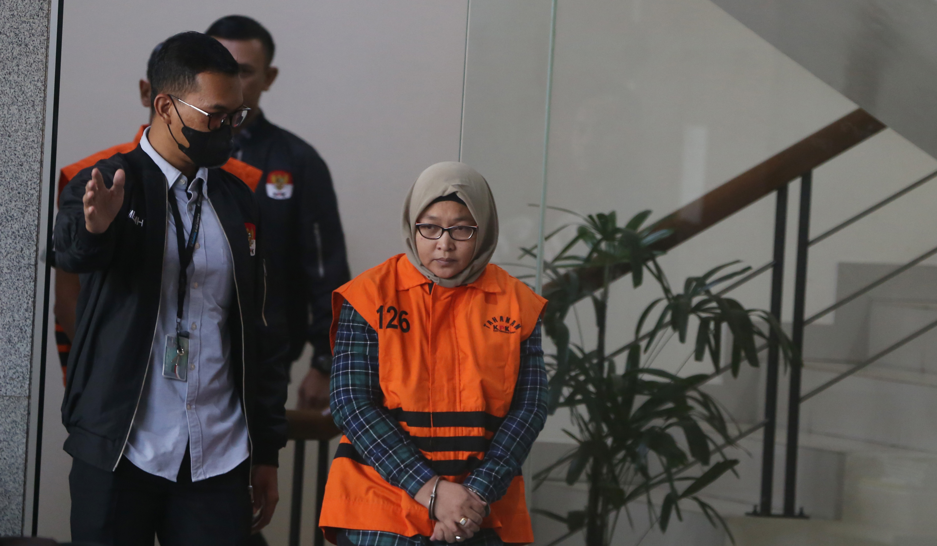 KPK tahan pegawai BPK terkait kasus Muara Enim. (Agus Priatna/SinPo.id)