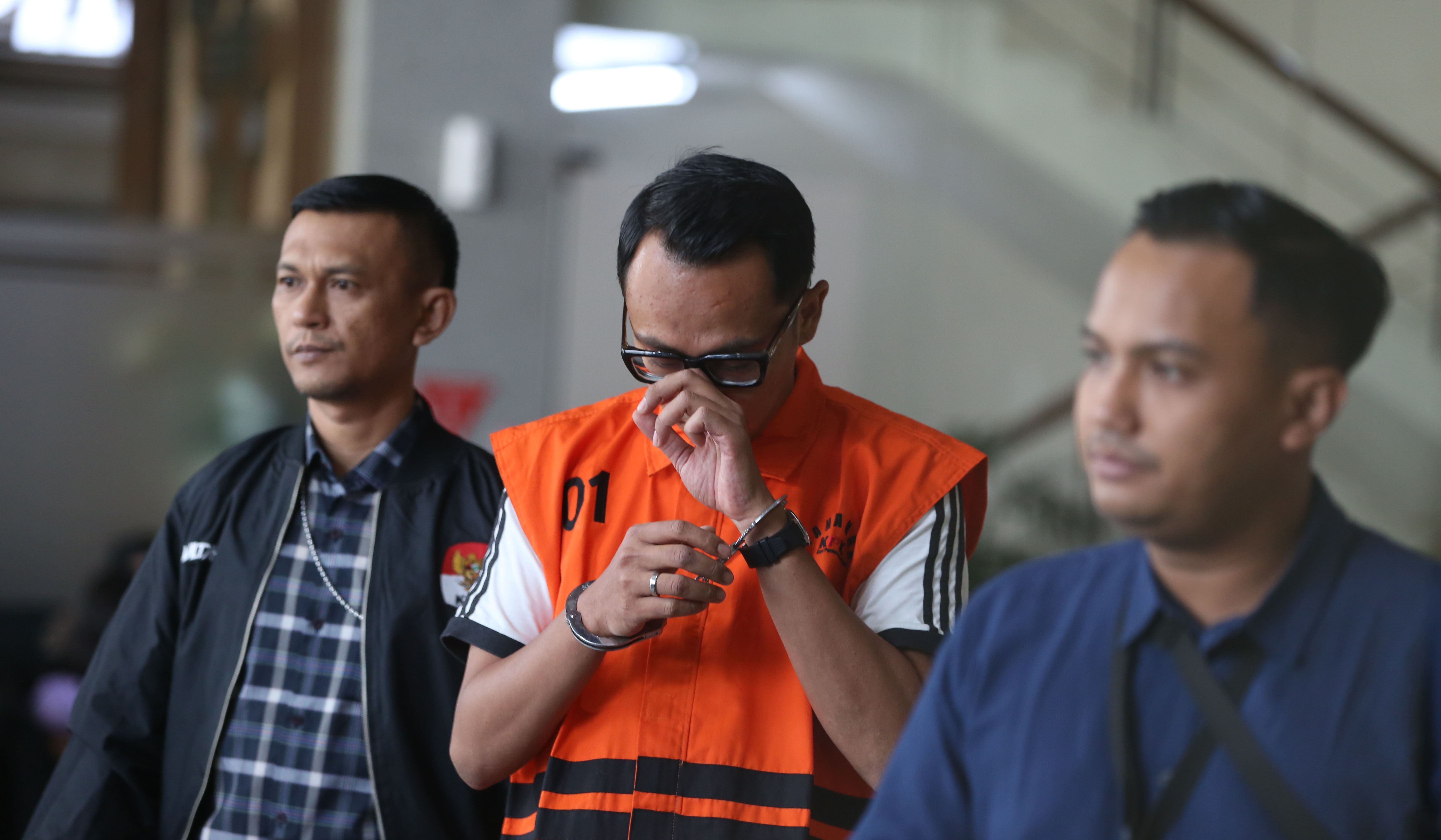 KPK tahan pegawai BPK terkait kasus Muara Enim. (Agus Priatna/SinPo.id)