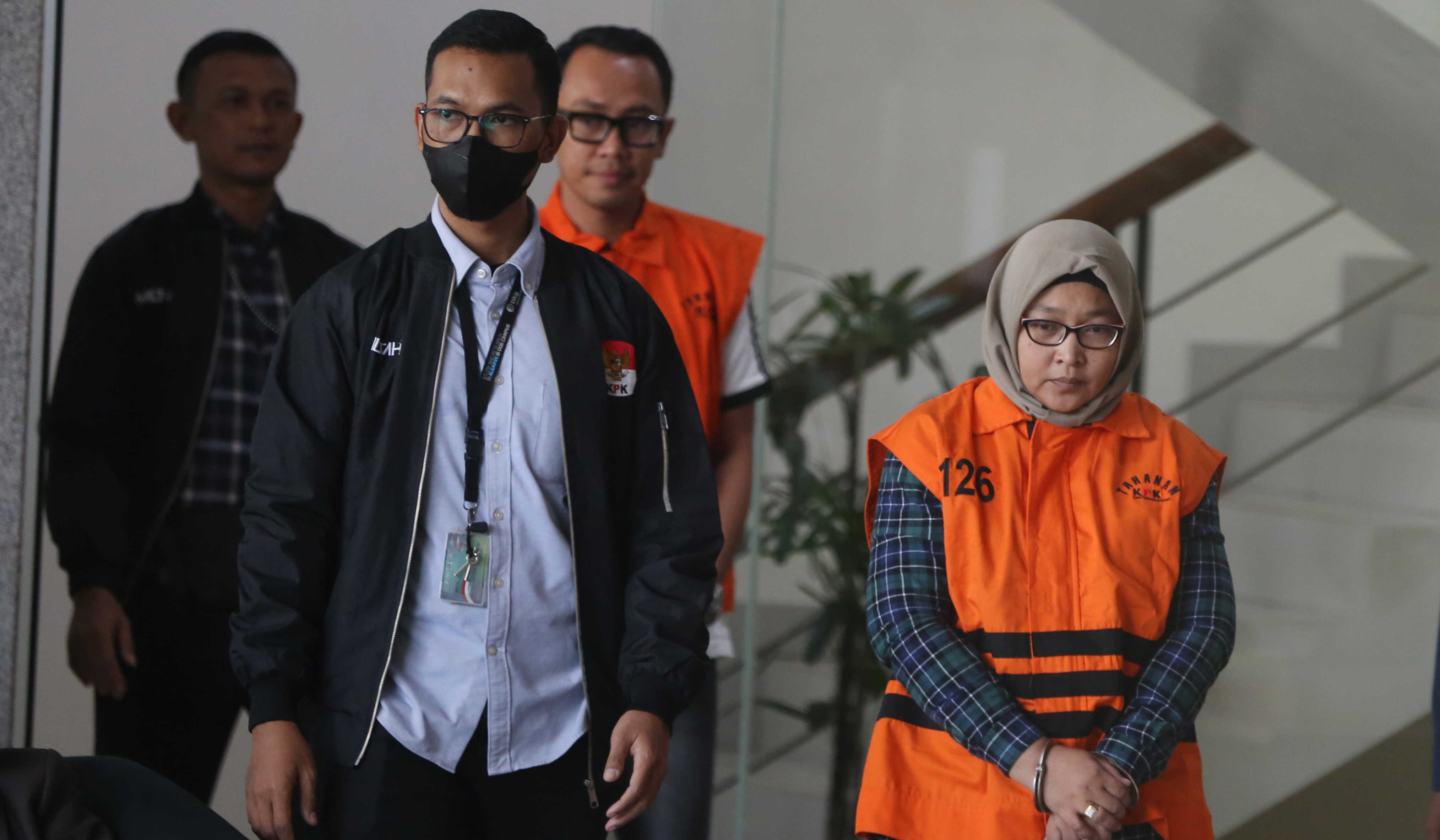 KPK tahan pegawai BPK terkait kasus Muara Enim. (Agus Priatna/SinPo.id)