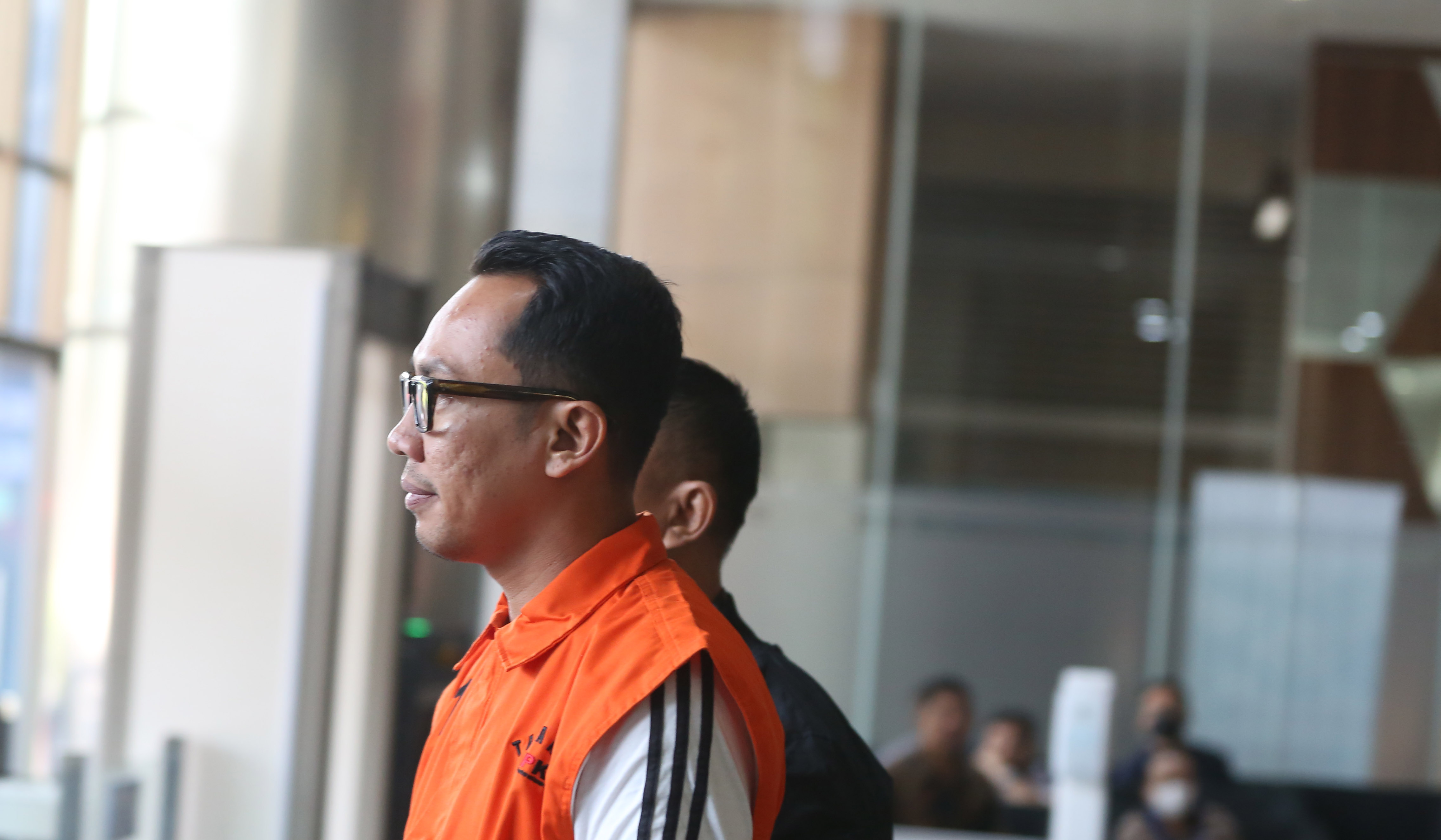 KPK tahan pegawai BPK terkait kasus Muara Enim. (Agus Priatna/SinPo.id)