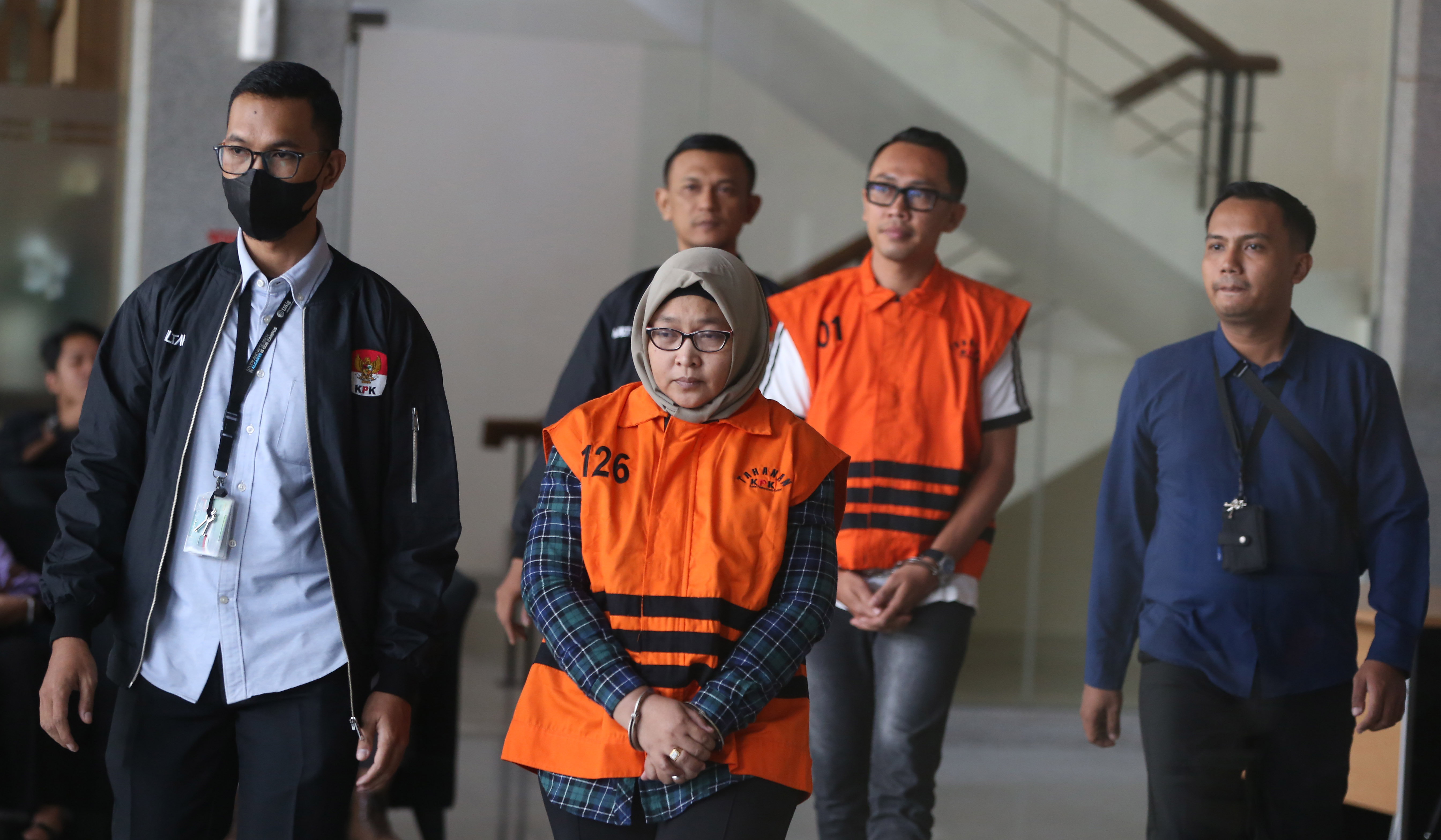 KPK tahan pegawai BPK terkait kasus Muara Enim. (Agus Priatna/SinPo.id)