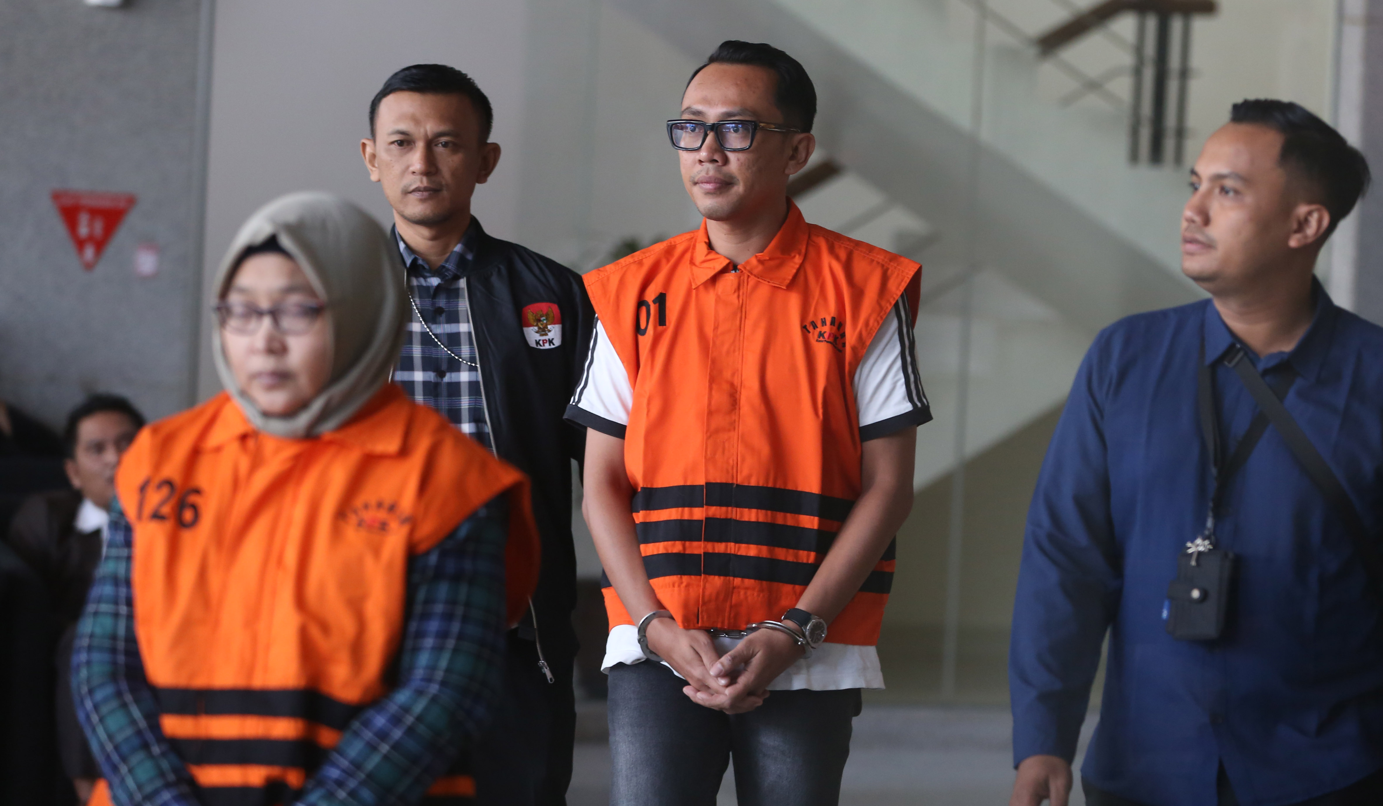 KPK tahan pegawai BPK terkait kasus Muara Enim. (Agus Priatna/SinPo.id)