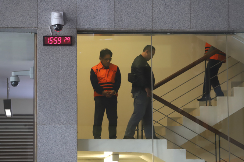 KPK tahan 3 tersangka kasus suap Inhutani di Lampung (Ashar/SinPo.id)